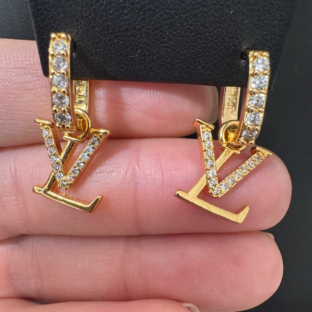 Really pretty fashion jewelry  dangle earrings
